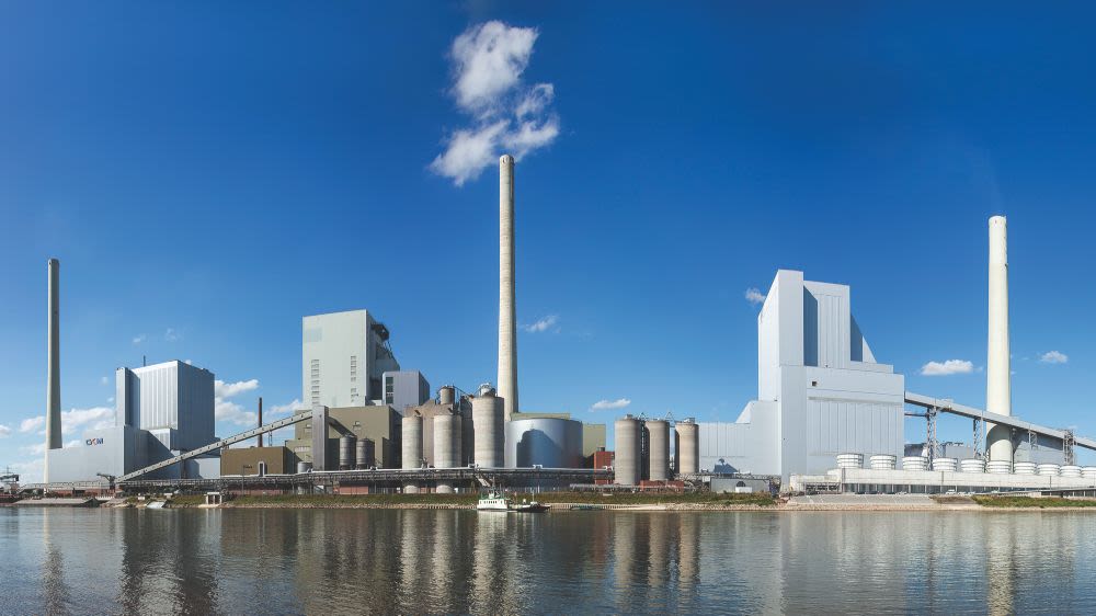 Das Bild zeigt das Grosskraftwerk Mannheim, fotografiert von der gegenüberliegenden Seite des Flusses, an welchem das Kraftwerk gebaut wurde.