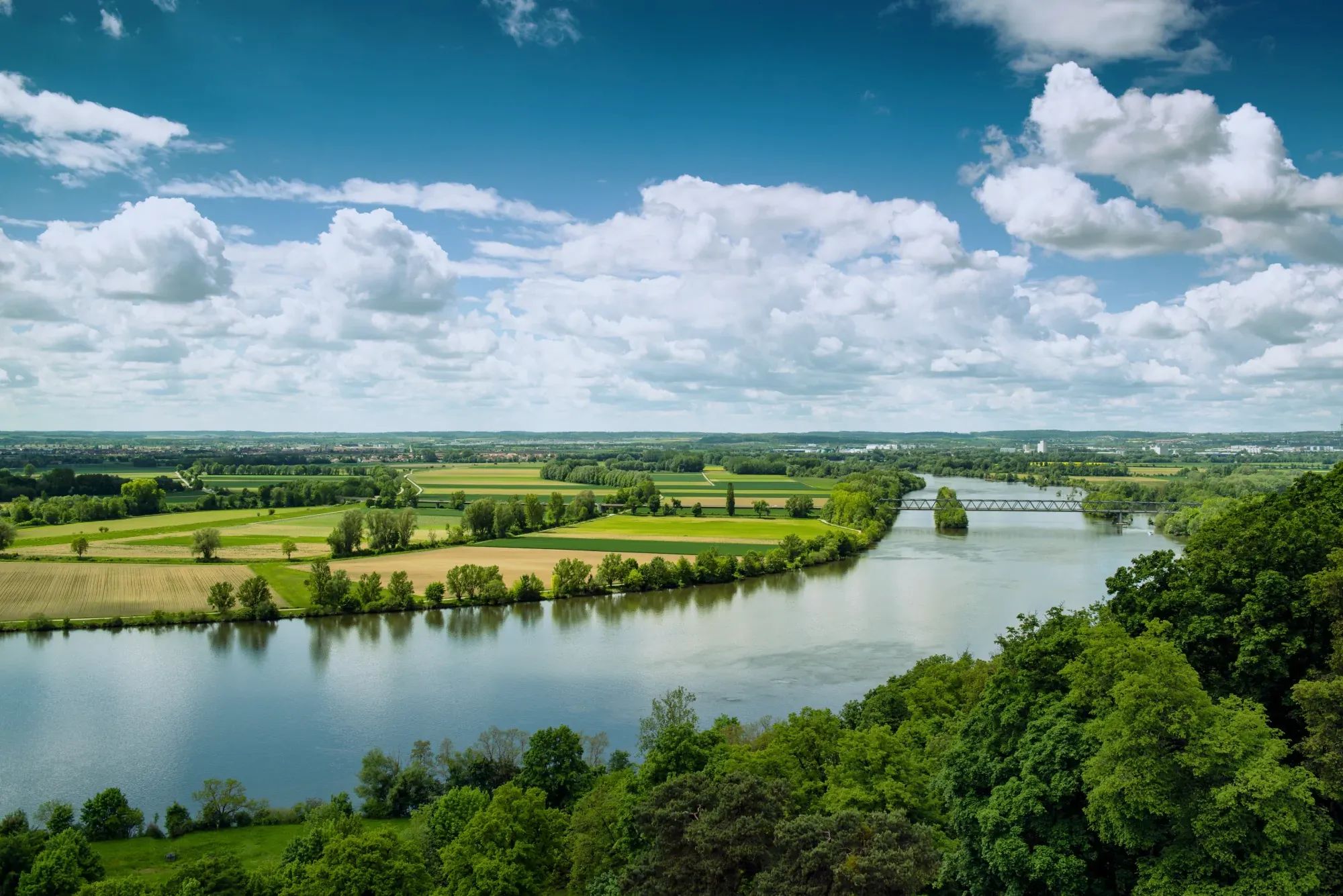 Das Bild zeigt eine Flusslandschaft in Bayern.